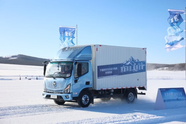 卡车停在雪地上 描述已自动生成